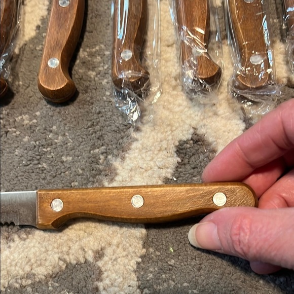 Gold Coast steak knives. 8 pieces. Wooden handles. New - Picture 2 of 4